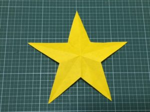 星の作り方 折り紙を切るだけでキレイな形に はさみで簡単 生活に役立つ説明書