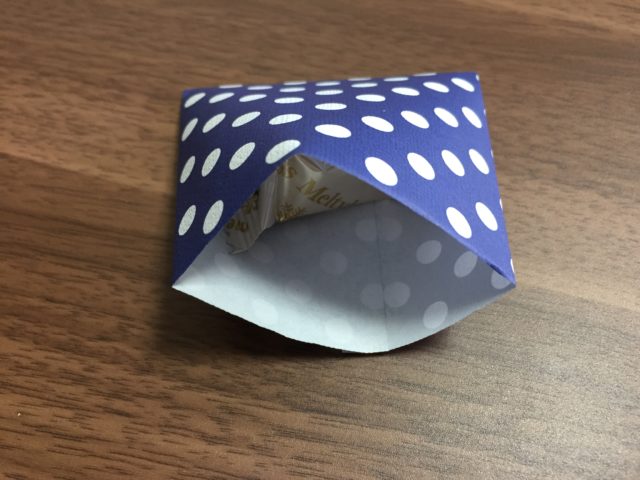 折り紙でラッピング 三角 テトラ型を100均の資材でも お菓子包装 生活に役立つ説明書
