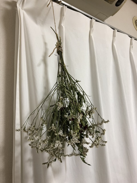 花束でドライフラワーの作り方 吊るす方法とシリカゲルを使うやり方 生活に役立つ説明書